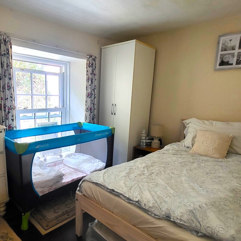 Single bedroom with cot / play pen